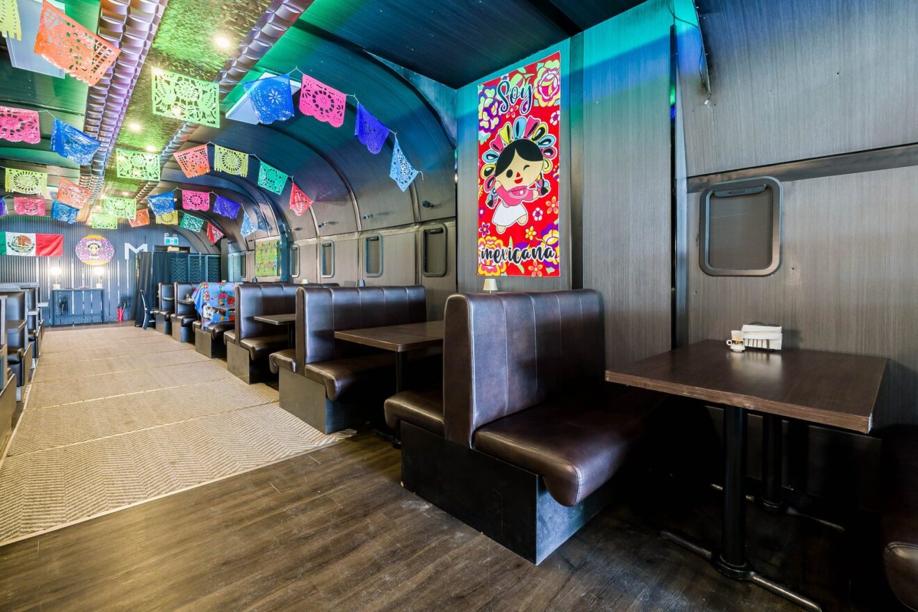 Dining room with booth seating at 533 Bloor St W